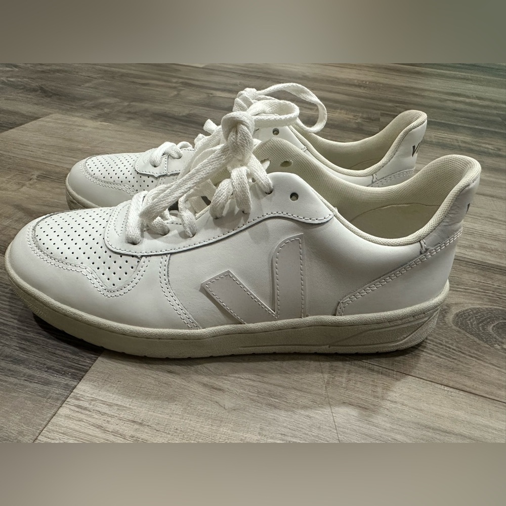 Veja V-10 All White Colorway Casual Sneakers Size 9 - Picture 3 of 6